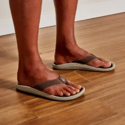 Slipper OluKai Men Ulele Dark Wood -Hanwag Winkel 10435 6363 101 M ULELE DkWoodDkWood 1024x1024