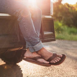 Slipper OluKai Men Ilikai Toffee -Hanwag Winkel ilikai darkwood galleryimage 017863b53b 8ea1 4296 a87c 36c8ff7dd7cb